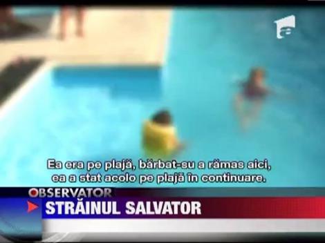 Copil la un pas sa se inece in piscina