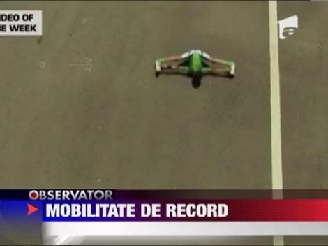 Vezi cum un copil din India trece cu rolele pe sub 20 de masini!