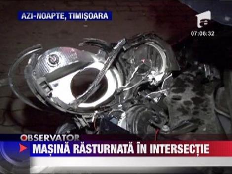 Accident spectaculos la Timisoara! O masina s-a rasturnat dupa ce a fost tamponata de o soferita care a trecut pe rosu