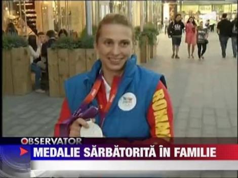 Alina Dumitru a sarbatorit in familie medalia castigata la Londra