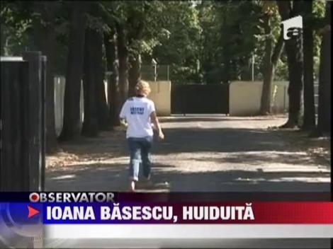 Ioana Basescu, huiduita pe strada