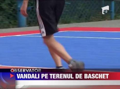 Teren de baschet vandalizat cu masina de un teribilist, la Targu Jiu