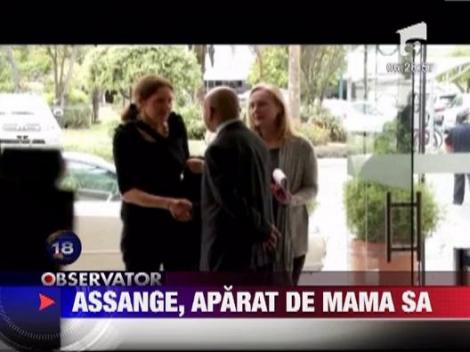 Julian Assange, creatorul site-ului Wikipedia, aparat de mama sa