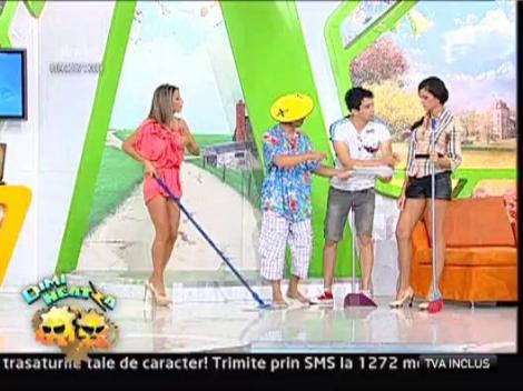 Roxana Vancea si Ruxandra Luca freca cu mopul pe jos pentru a avea noroc