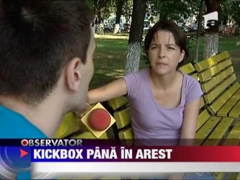 Doi luptatori de kickbox au fost pusi la pamant de politisti!