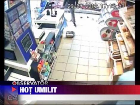 VIDEO! Hot umilit de proprietarul unui magazin