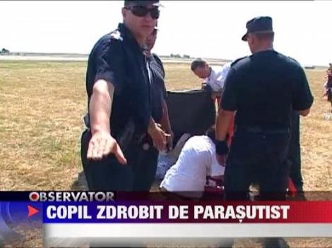 Incident la show-ul aviatic din Suceava: Un parasutist a cazut in multime, ranind un copil