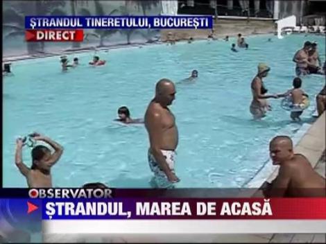 Bucurestenii care nu au plecat la mare s-au refugiat pe malul piscinelor