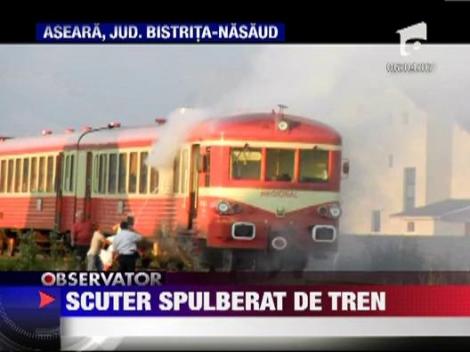 Scuter spulberat de tren in judetul Bistrita Nasaud. Doi tineri au scapat ca prin minune