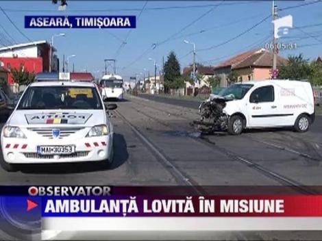 Timisoara: O ambulanta a fost lovita de o masina. Patru oameni au fost raniti