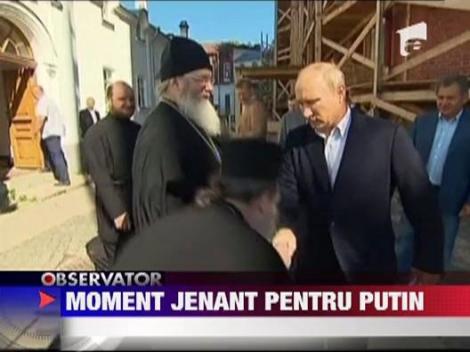 Moment jenant pentru Vladimir Putin: Cum a reactionat cand un preot a incercat sa-i pupe mana
