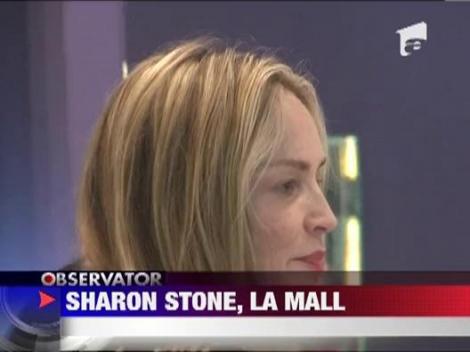 Sharon Stone, cu iubitul si copiii la mall