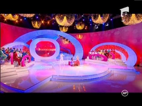 E blonda si celebra! Recunosti vedeta din spatele mastii?