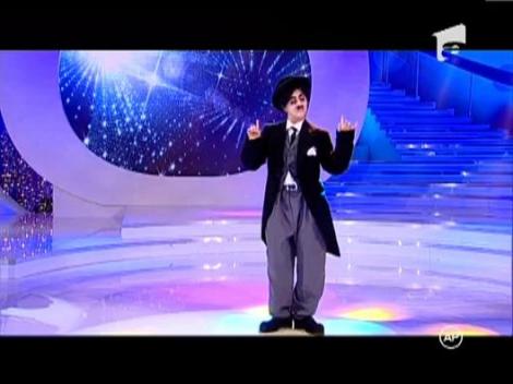 Simona Gherghe, sub masca lui Charlie Chaplin! Vedeta Antenei 1 a interpretat una dintre melodiile sale celebre