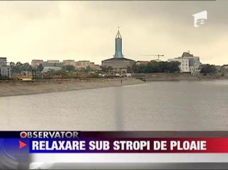 Ploaia a tinut oamenii in case