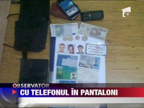 Hot, prins cu telefonul in... slip