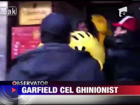 Un chinez s-a luat la bataie cu un individ costumat in Garfield