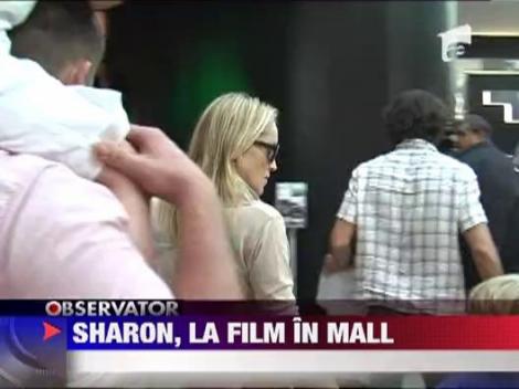 VIDEO! Sharon Stone, cu iubitul si copiii la un cinematograf din Capitala!