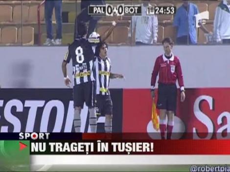 Un arbitru asistent a fost lovit cu mingea in cap de un fan al formatiei Palmeiras