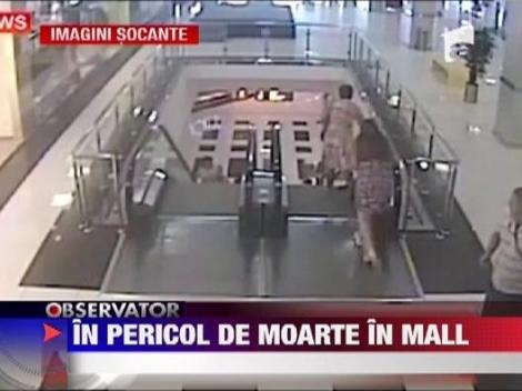 Un copil de 5 ani din Rusia a cazut de la etajul trei al unui mall