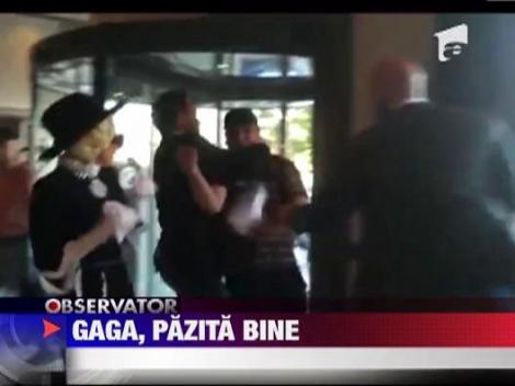 Un fan mai indraznet s-a repezit spre Lady Gaga, dar a fost placat de un bodyguard