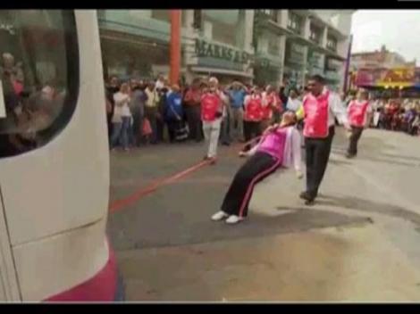 O indianca a reusit sa traga un autobuz englezesc cu etaj folosindu-si doar parul