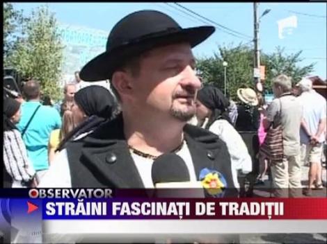 Strainii care ne trec pragul se indragostesc de straiele noastre