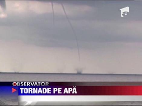 Imagini spectaculoase! Tornade de apa pe lacul Michigan, in SUA