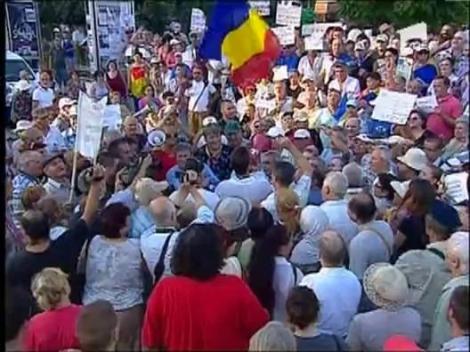 Mircea Badea a protestat alaturi de oamenii veniti in Piata Universitatii