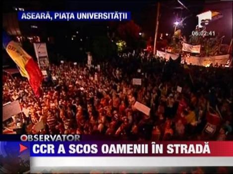 Sute de romani infuriati de decizia CCR s-au adunat in Piata Universitatii