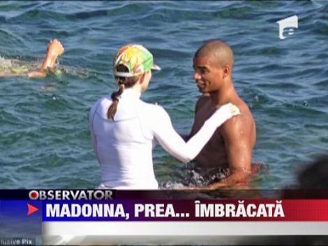 Ca divele: Madonna, mult prea imbracata in apa marii!