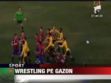 Bataie ca-n codru la un meci amical jucat in Australia