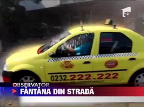 Ce fac soferii romani cand vad o conducta sparta? Isi spala masina gratis, direct in trafic