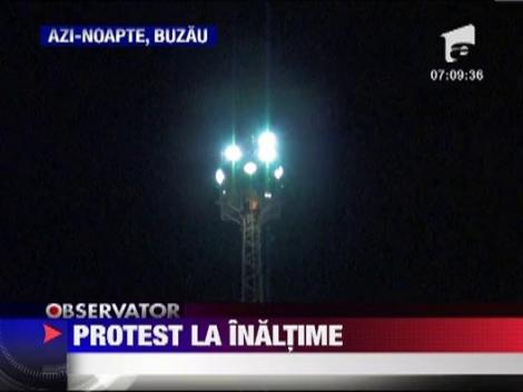 Buzau: Un batran a amenintat, azi noapte, ca se arunca de pe un stalp de 20 de metri