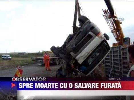 Vaslui: Au furat o ambulanta si s-au rasturnat in sant