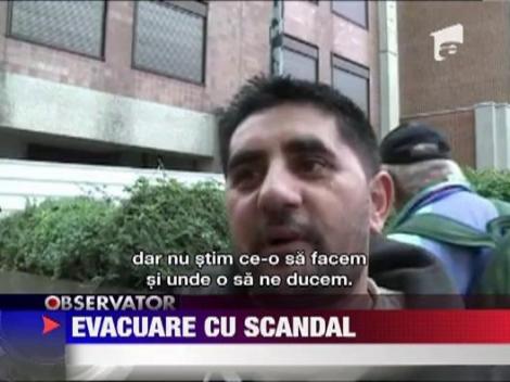 70 de rromi protesteaza in Franta, dupa ce au fost evacuati dintr-o tabara construita ilegal