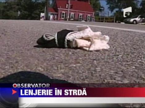 I-a aruncat lenjeria intima in strada!