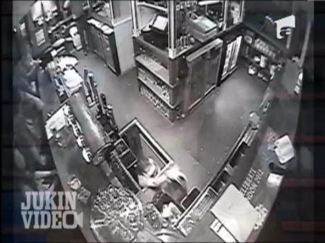 IMAGINI SOCANTE! La un pas de moarte dupa ce a cazut printr-o trapa din podea