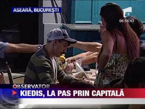 Anthony Kiedis, solistul Red Hot Chili Peppers, a luat masa in Centrul Vechi, a semnat autografe si a stat de vorba cu fanii