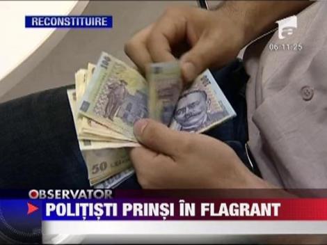 Politisti prinsi in timp ce luau spaga