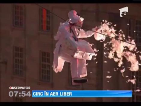 Bataie cu perne la 34 de metri deasupra pamantului, in piata Piccadilly Circus din Londra