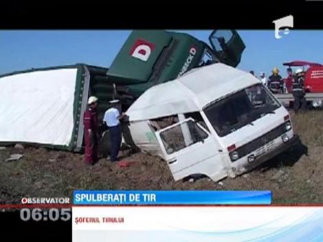 Ploiesti: Doua autoutilitare au fost spuberate de un TIR. Un barbat si-a pierdut viata
