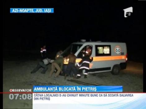 Iasi: O ambulanta care transporta un pacient a ramas blocata pe un drum acoperit cu piatra