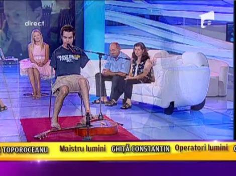 George, chitaristul fara maini, canta la Acces Direct