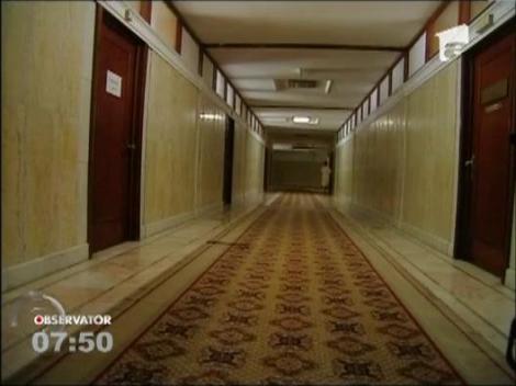 Desi sesiunea de toamna a inceput de cateva zile, holurile Parlamentului sunt pustii