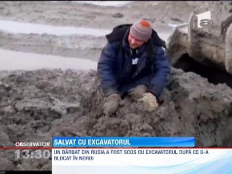 Dorel de Rusia! Un muncitor a fost scos cu excavatorul, dupa ce s-a blocat in noroi