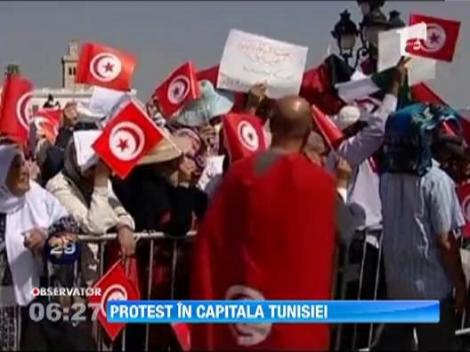 Mii de oameni au protestat pe strazile din capitala Tunisiei