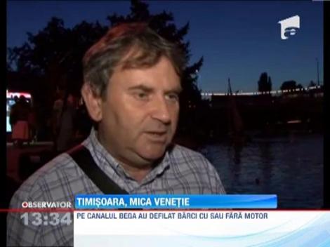 Timisoara, orasul gondolelor: Zeci de ambarcatiuni au defilat, sub clar de luna, pe Bega