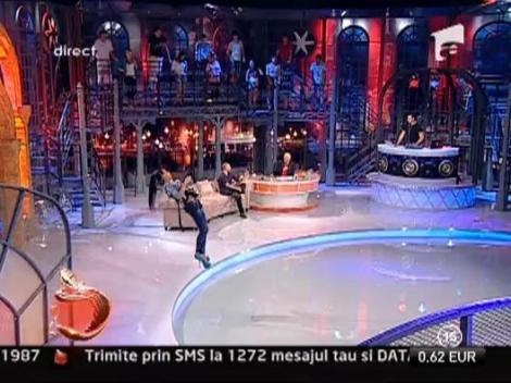 On Air! Daniela Crudu a prezentat stirile atarnata de tavan!