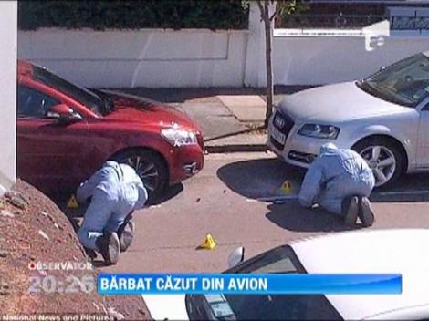 Londra: Un barbat a cazut dintr-un avion si a aterizat pe o masina